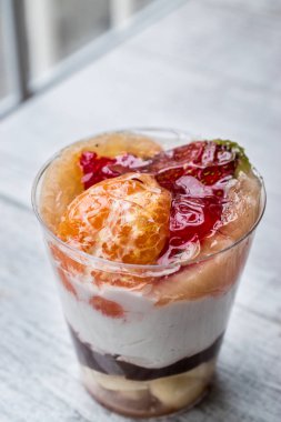 Çikolata Morsels ve cam Kupası'nda Yoğurtlu karışık meyve parfe