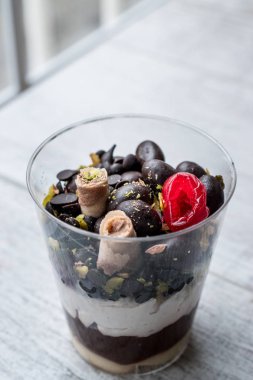 Çikolata Morsels ve cam Kupası'nda Yoğurtlu karışık meyve parfe