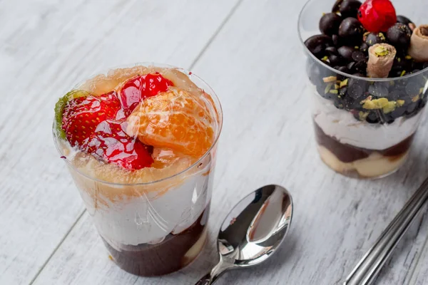 Mexilhões de chocolate e frutas mistas Parfait com iogurte em copo de vidro — Fotografia de Stock