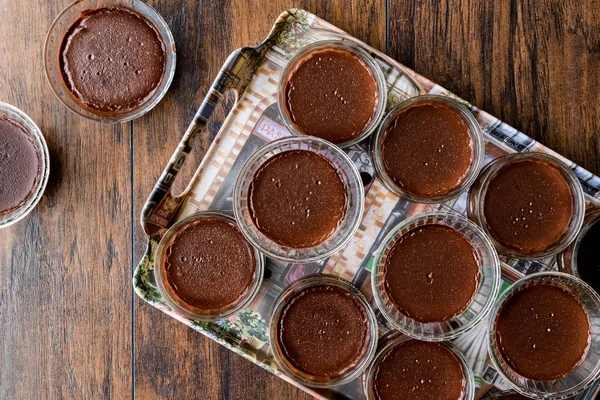 Cam bardak içinde ev yapımı Çikolatalı pudingi