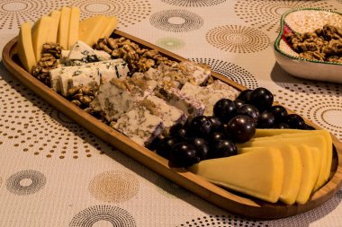 Peynir tabağı: Emmental, Camembert peyniri, mavi peynir, kaşar peyniri, üzüm, ceviz