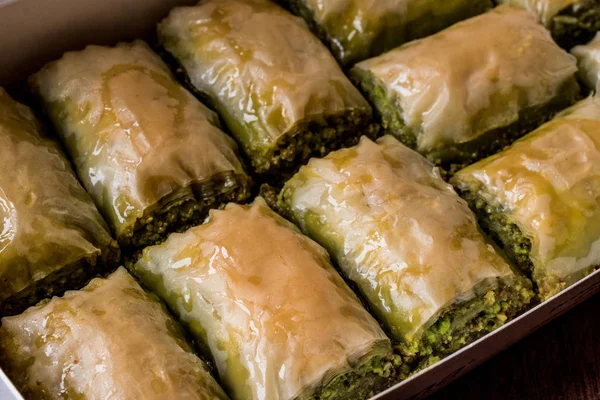 Türk Baklava kutusunda fıstıklı — Stok fotoğraf