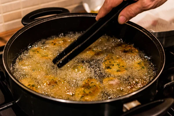 Горох Фалафель жарится на сковороде (ручная приготовление пищи ) — стоковое фото