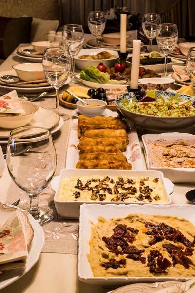 Mesa de cena con hummus, Ensalada de zanahoria, Pollo circasiano, Ensalada de aguacate, Rollos de huevo — Foto de Stock