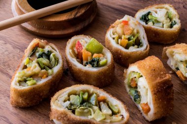 Çin Bitkisel Çin böreği / börek (soya) soya sosu ve yemek çubukları ile