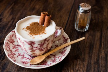 Türk Salep veya tarçın ile Sahlep / Noel yumurta likörü