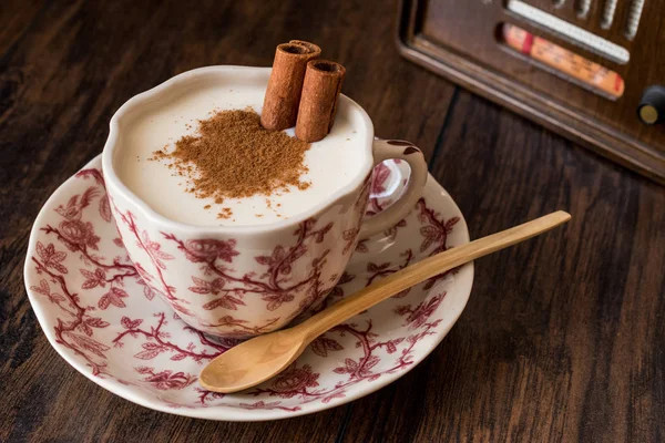 Salep turc ou Sahlep avec bâtonnets de cannelle / lait de poule de Noël — Photo