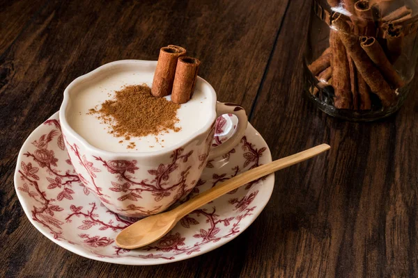 Salep turc ou Sahlep avec bâtonnets de cannelle / lait de poule de Noël — Photo