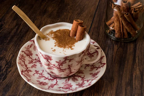 Salep turc ou Sahlep avec bâtonnets de cannelle / lait de poule de Noël — Photo