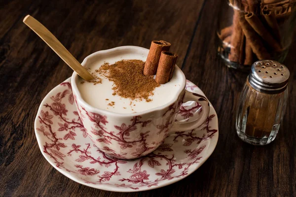 Türk Salep veya tarçın ile Sahlep / Noel yumurta likörü — Stok fotoğraf