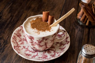 Türk Salep veya tarçın ile Sahlep / Noel yumurta likörü