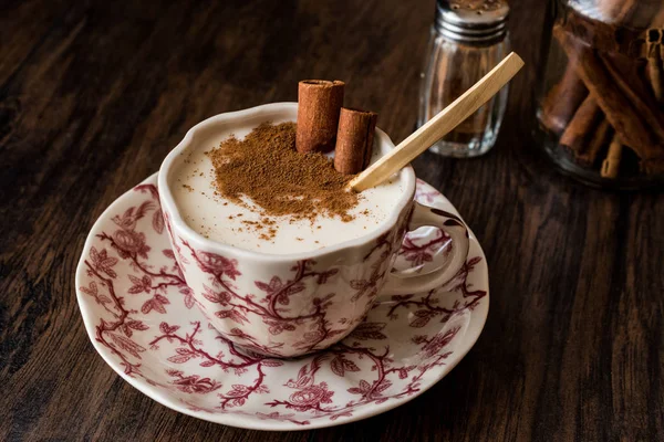 Salep turc ou Sahlep avec bâtonnets de cannelle / lait de poule de Noël — Photo