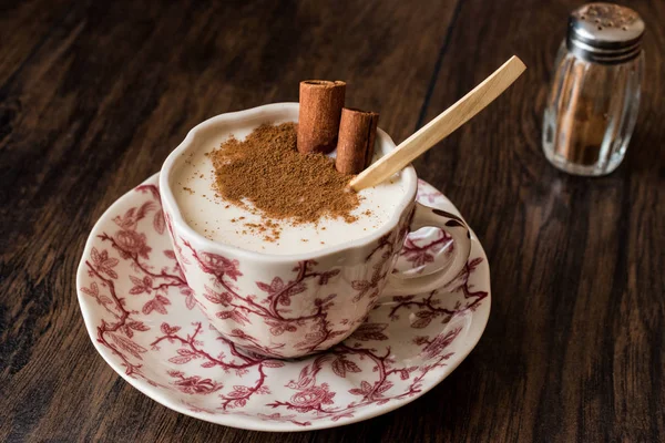 Salep turc ou Sahlep avec bâtonnets de cannelle / lait de poule de Noël — Photo