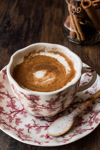 Turkiska salepsrot eller Sahlep med kanelstänger / jul äggtoddy — Stockfoto