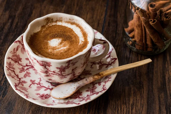 Salep turco o Sahlep con palitos de canela / ponche de huevo de Navidad — Foto de Stock