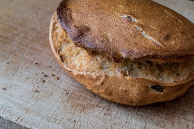 Ahşap yüzeyde ciabatta ekmeği,