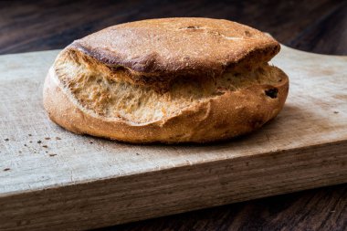 Ahşap yüzeyde ciabatta ekmeği,