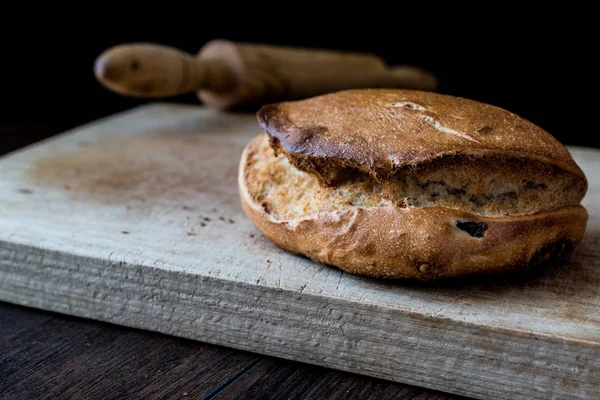 Ciabatta-Brot mit Nudelholz auf Holzoberfläche — Stockfoto