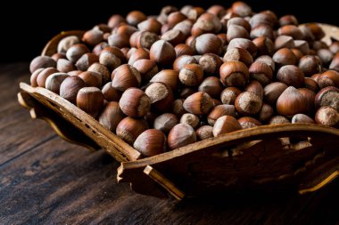 Ahşap kase fındık yığınını.