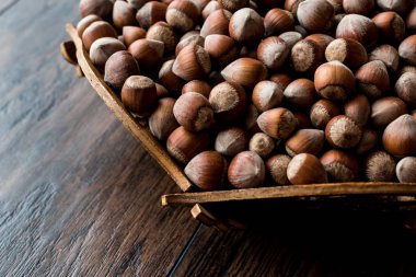 Ahşap kase fındık yığınını.