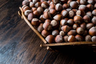 Ahşap kase fındık yığınını.