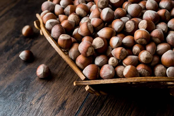 Ahşap kase fındık yığınını.