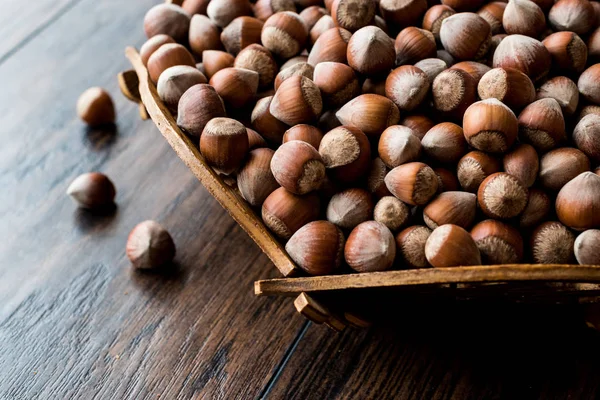 Ahşap kase fındık yığınını.