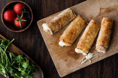 Pastırma ve kaşar (erimiş) ile Türk ahtapot peynir / pastirmali börek