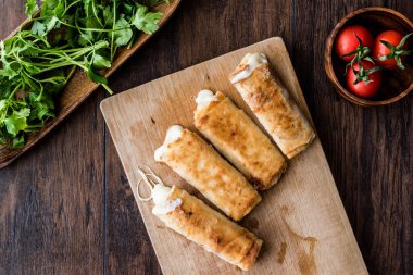 Pastırma ve kaşar (erimiş) ile Türk ahtapot peynir / pastirmali börek