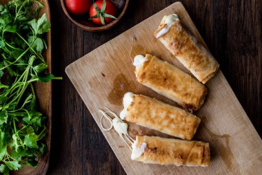 Pastırma ve kaşar (erimiş) ile Türk ahtapot peynir / pastirmali börek