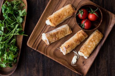Pastırma ve kaşar (erimiş) ile Türk ahtapot peynir / pastirmali börek