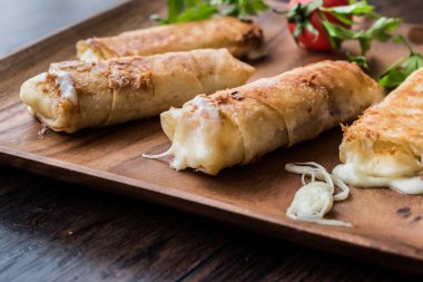 Pastırma ve kaşar (erimiş) ile Türk ahtapot peynir / pastirmali börek