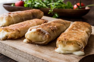 Pastırma ve kaşar (erimiş) ile Türk ahtapot peynir / pastirmali börek