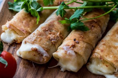 Pastırma ve kaşar (erimiş) ile Türk ahtapot peynir / pastirmali börek