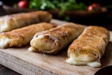 Pastırma ve kaşar (erimiş) ile Türk ahtapot peynir / pastirmali börek