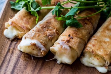 Pastırma ve kaşar (erimiş) ile Türk ahtapot peynir / pastirmali börek