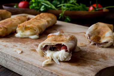 Pastırma ve kaşar (erimiş) ile Türk ahtapot peynir / pastirmali börek