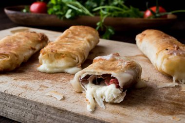 Pastırma ve kaşar (erimiş) ile Türk ahtapot peynir / pastirmali börek