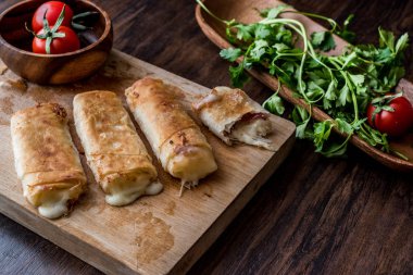 Pastırma ve kaşar (erimiş) ile Türk ahtapot peynir / pastirmali börek