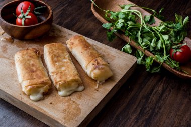 Pastırma ve kaşar (erimiş) ile Türk ahtapot peynir / pastirmali börek