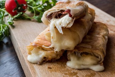 Pastırma ve kaşar (erimiş) ile Türk ahtapot peynir / pastirmali börek