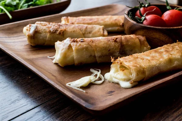 Pastırma ve kaşar (erimiş) ile Türk ahtapot peynir / pastirmali börek
