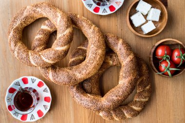Türk simit Simit çay, peynir ve domates ile.