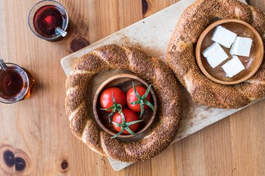 Türk simit Simit çay, peynir ve domates ile.