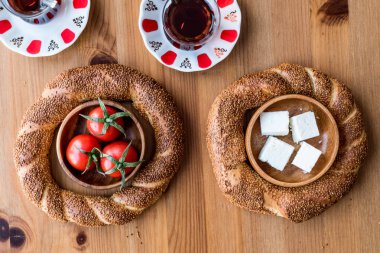 Türk simit Simit çay, peynir ve domates ile.