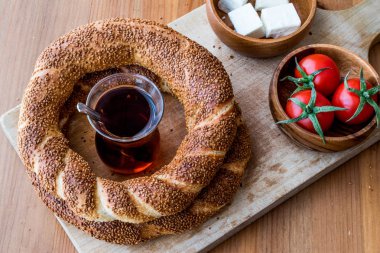 Türk simit Simit çay, peynir ve domates ile.