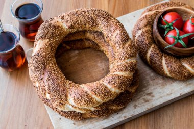 Türk simit Simit çay ve kiraz domates ahşap yüzeyi ile