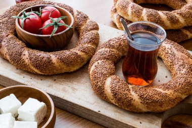 Türk simit Simit çay, peynir ve domates ile.