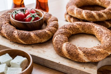 Türk simit Simit çay, peynir ve domates ile.