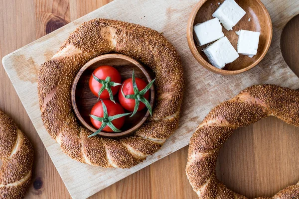 Турецкий бублик Simit с сыром и помидорами черри — стоковое фото